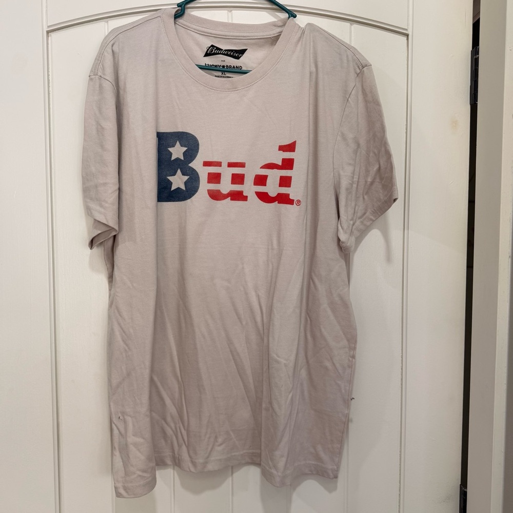 Lucky Brand Bud Graphic Tee — Light Gray with Red & Blue Print